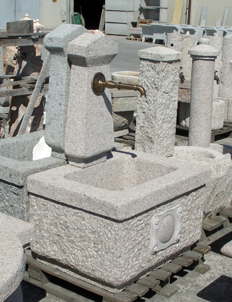 Fontane da giardino pietra naturale: fonte alla roccia fontane da ... Fontana da parete per giardino